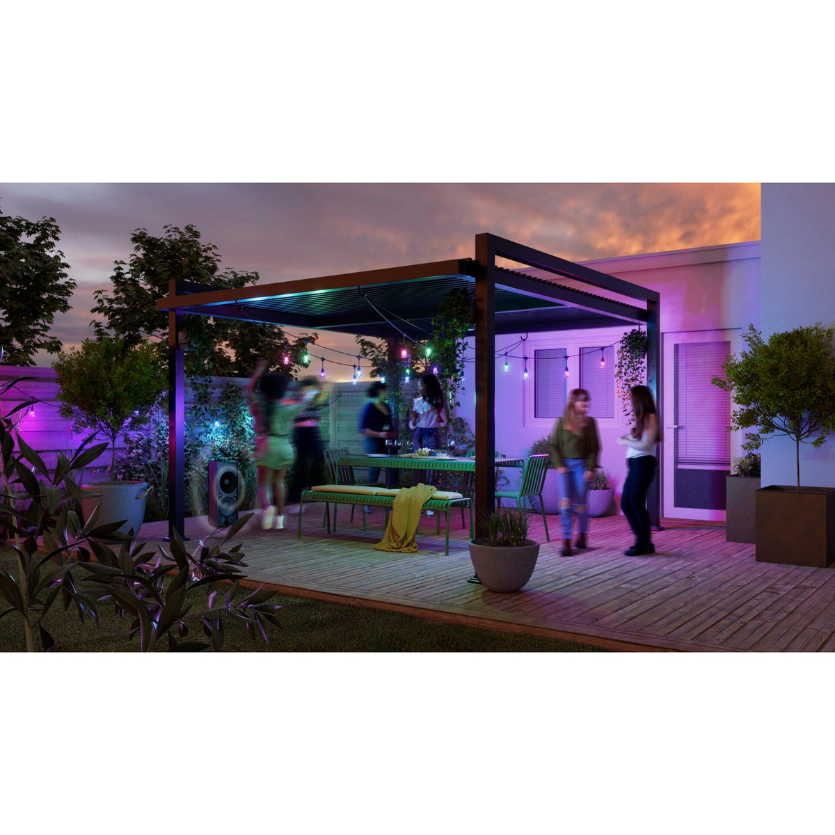 Gartenparty unter der Pergola, Nanoleaf Outdoor Light String leuchtet bunt über tanzenden Gästen