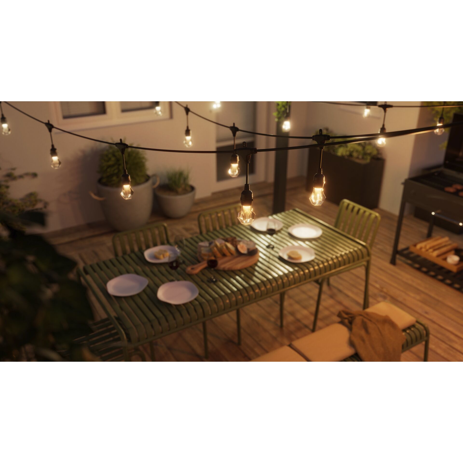 Warmweiß leuchtende Nanoleaf Outdoor Light String über gedecktem Esstisch auf einer Holzterrasse