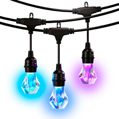 Nanoleaf Essentials Outdoor String Light, drei Diamantbirnen leuchten blau, weiß und pink vor weißem Hintergrund