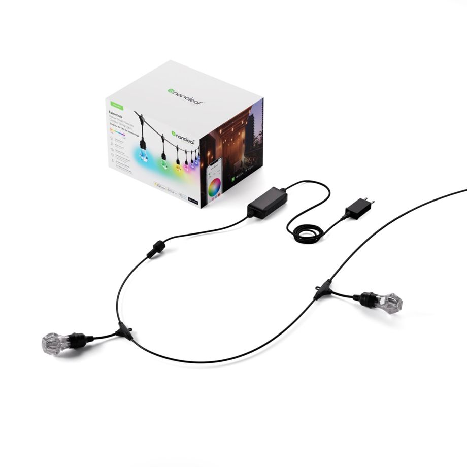 Verpackung des Nanoleaf Essentials Outdoor String Light Starter Kits, daneben Lichterkette mit Netzteil und Stecker