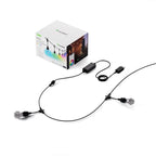 Verpackung des Nanoleaf Essentials Outdoor String Light Starter Kits, daneben Lichterkette mit Netzteil und Stecker