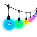 Nanoleaf Outdoor String Light mit sieben Birnen in Blau, Grün, Gelb, Pink und Violett vor weißem Hintergrund