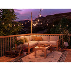 Warmweißes Nanoleaf Outdoor String Light über einem Ecksofa auf der Holzterrasse mit Bergblick