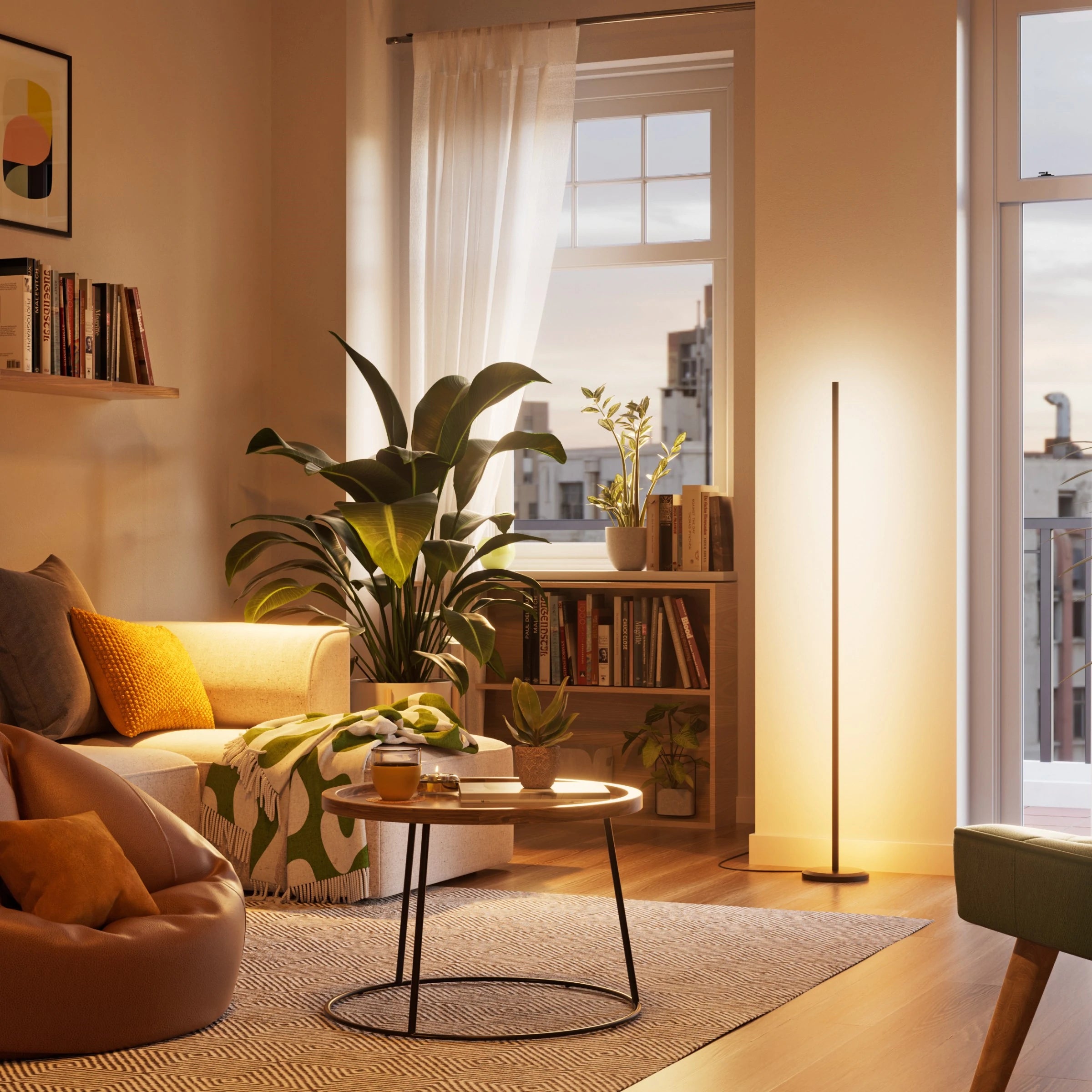 Nanoleaf Floor Lamp in Warmweiß am Fenster eines Wohnzimmers mit Sofa, Couchtisch und Pflanzen