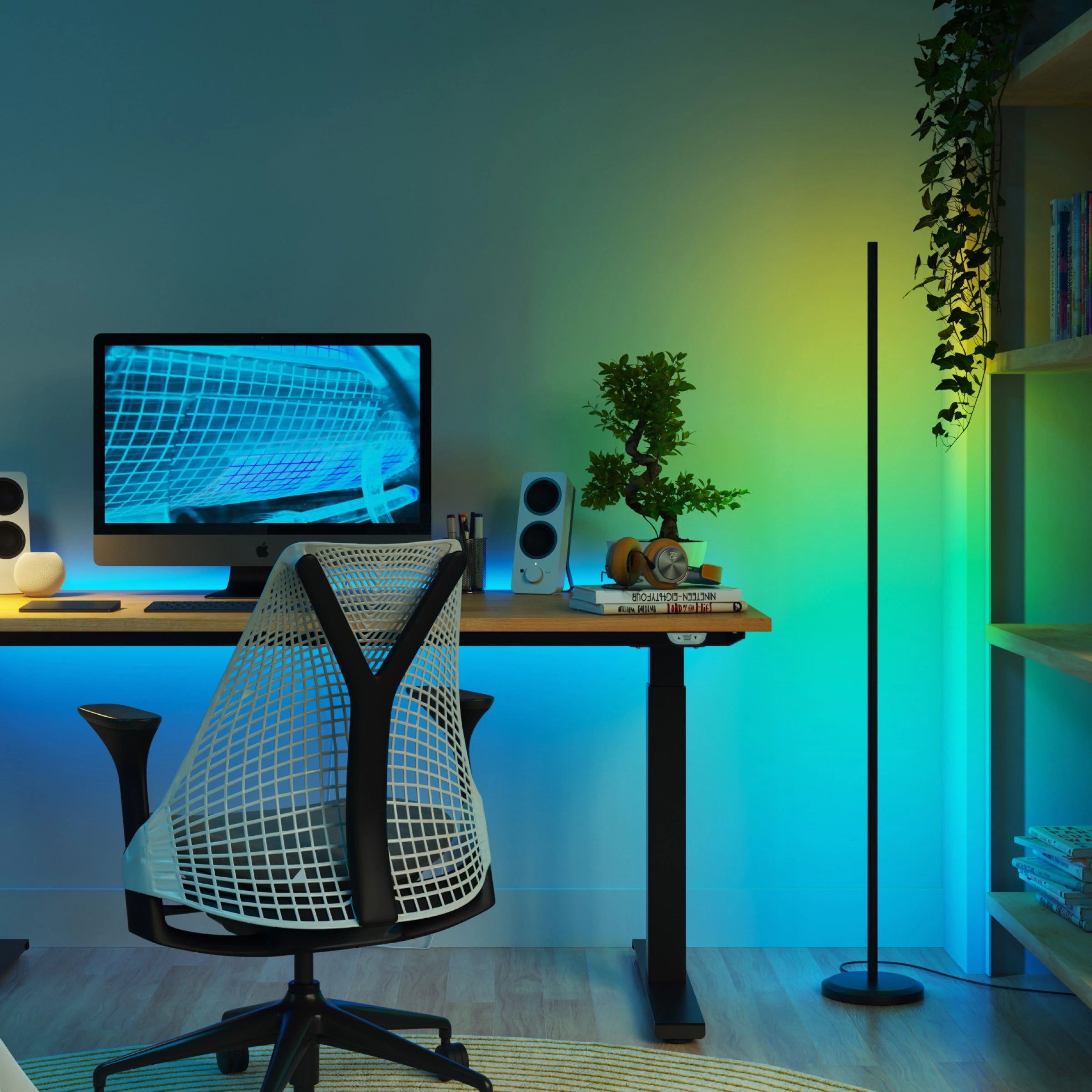 Nanoleaf Floor Lamp leuchtet blaugrün neben einem Schreibtisch mit Monitor und Bürostuhl im Homeoffice