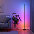 Nanoleaf Floor Lamp mit blau-pinkem Farbverlauf neben Sofa und Monstera im Wohnzimmer