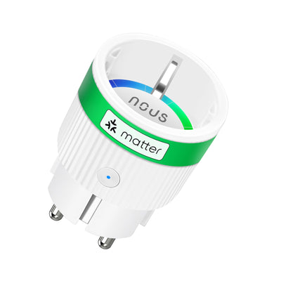 Nous Smarte Steckdose A8M in Weiß mit grünem Matter-Ring, Schuko-Stecker und Taste mit blauer LED