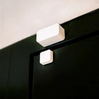 Nuki Door Sensor am hellen Türrahmen, der Magnet klebt wenige Zentimeter darunter auf der dunkelgrünen Tür