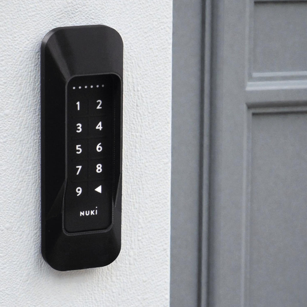 Das gesicherte Keypad 1 an einer hellen Hauswand
