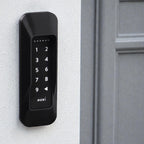Das gesicherte Keypad 1 an einer hellen Hauswand
