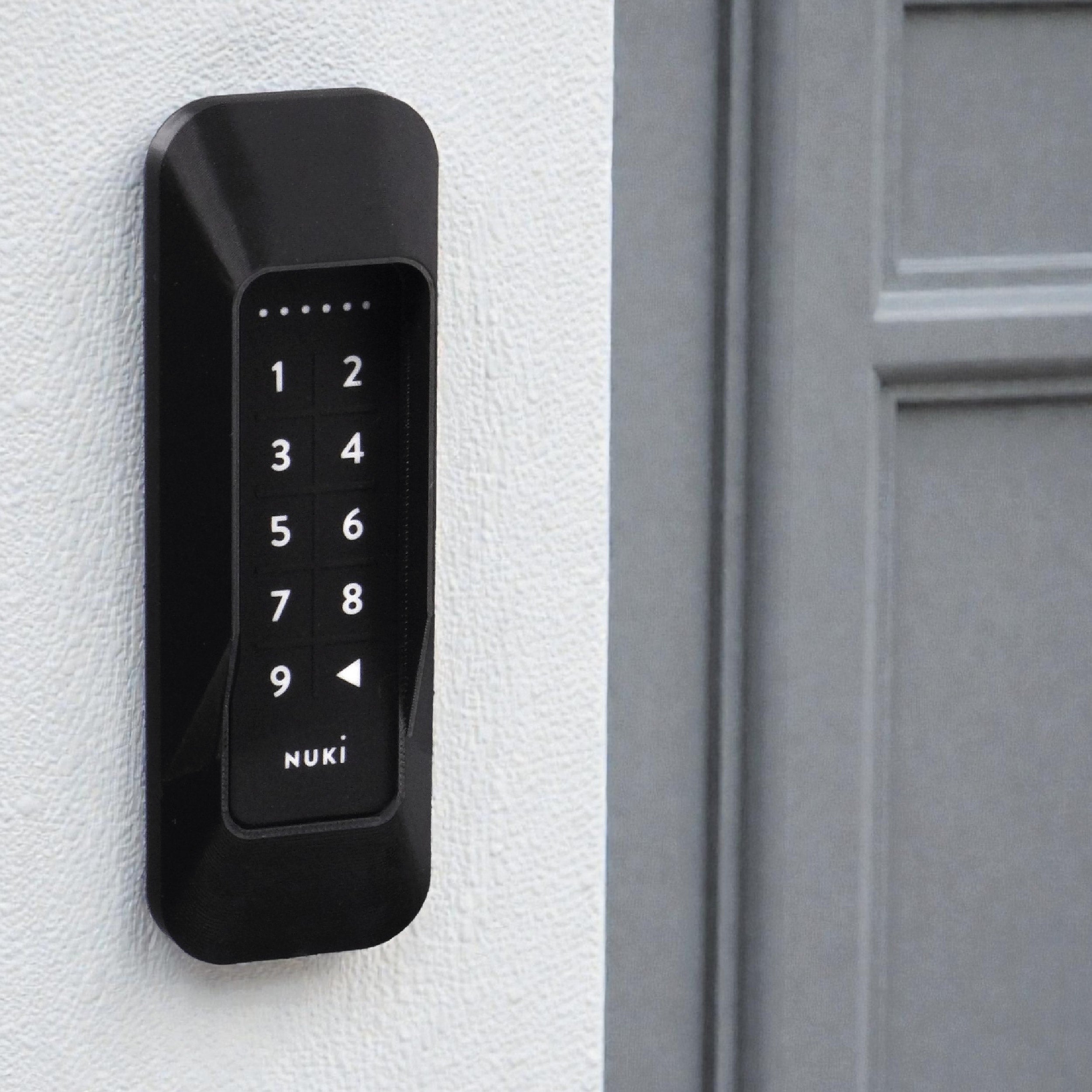 Das gesicherte Keypad 1 an einer hellen Hauswand