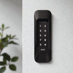 Das Keypad 1 im Rahmen an einer Wand neben einer Grünpflanze