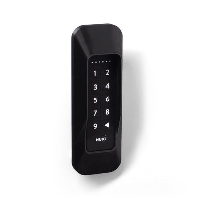 Nuki Keypad 1 im schwarzen smattex-Diebstahlschutzrahmen an einer Wand