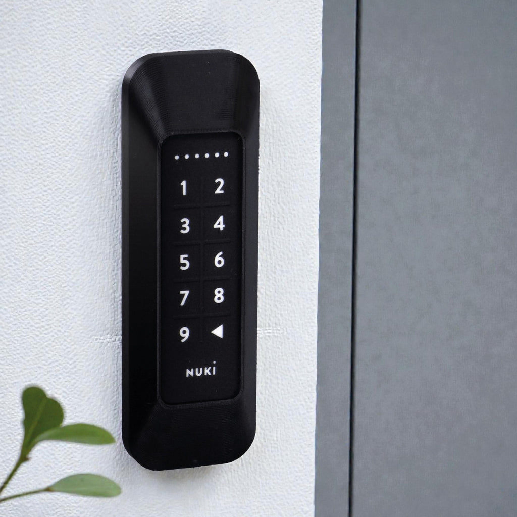 Das gesicherte Keypad 1 an einer Betonwand im Streiflicht
