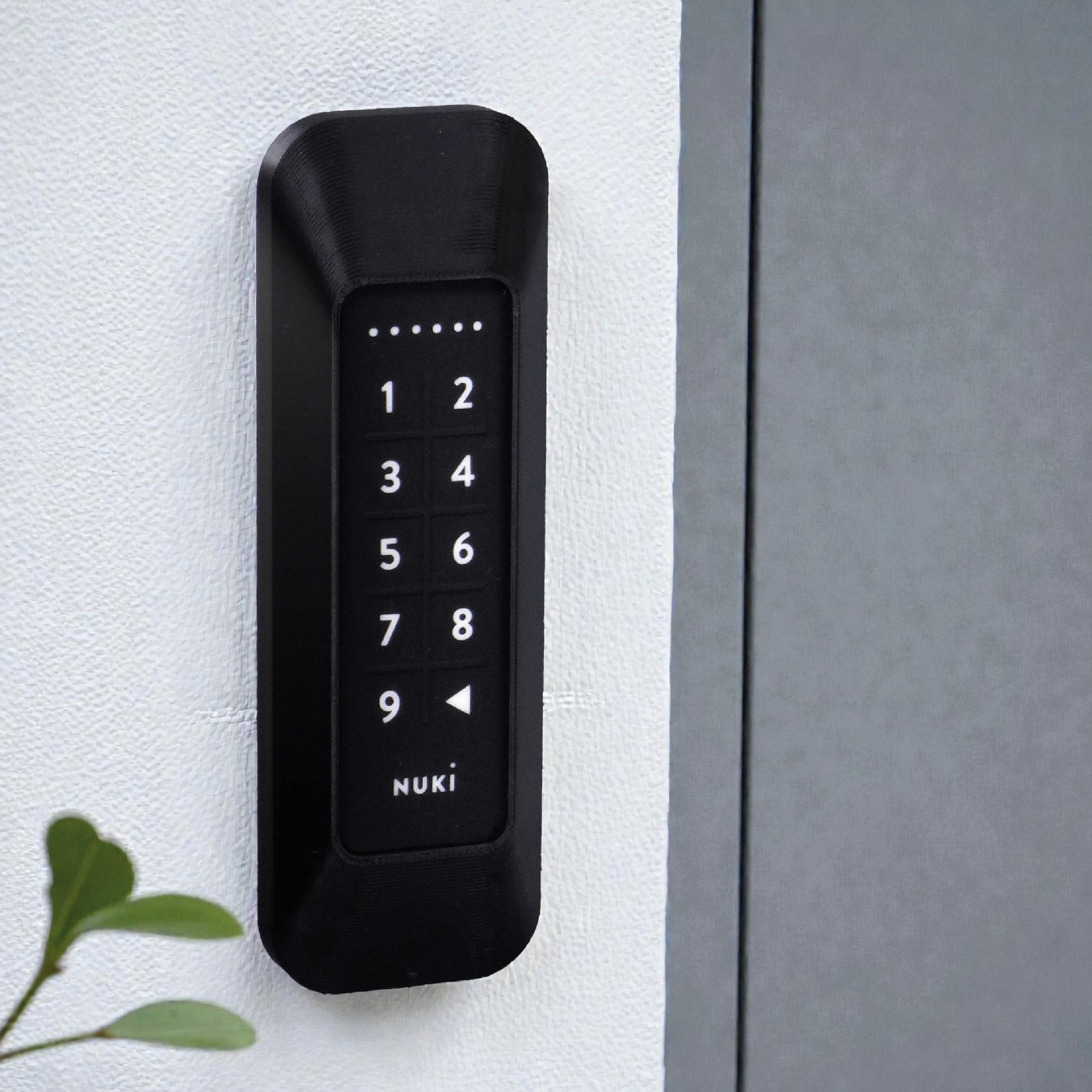 Das gesicherte Keypad 1 an einer Betonwand im Streiflicht