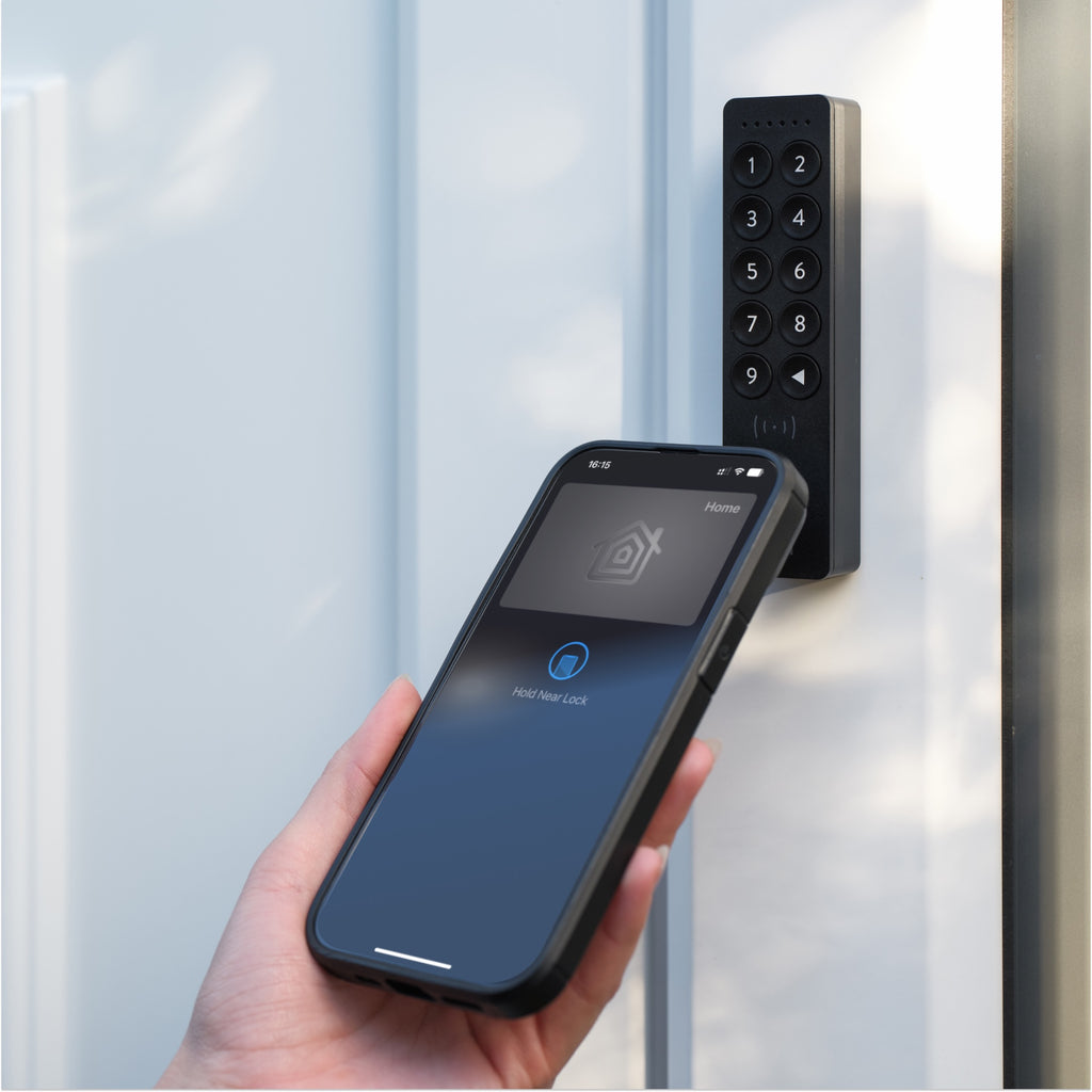iPhone mit Apple-home-key-Ansicht wird an das Nuki Keypad 2 NFC an einer hellen Tür gehalten
