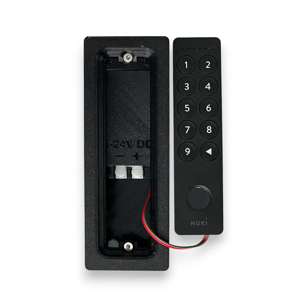 Unterputzdose mit Batteriefach, daneben das Nuki Keypad 2