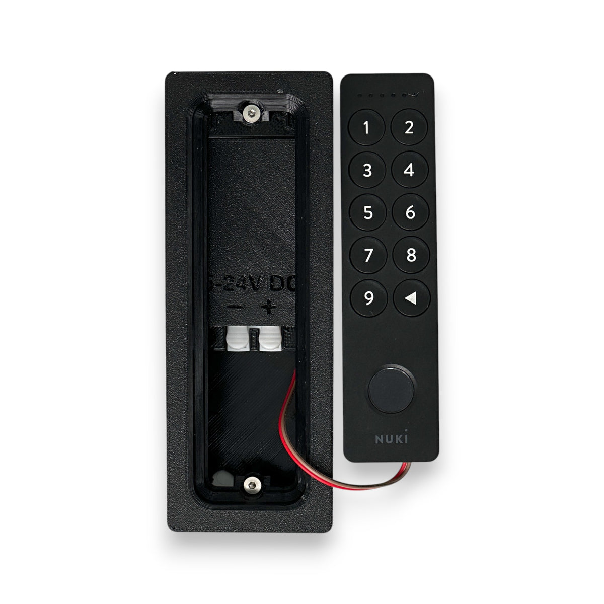 Unterputzdose mit Batteriefach, daneben das Nuki Keypad 2