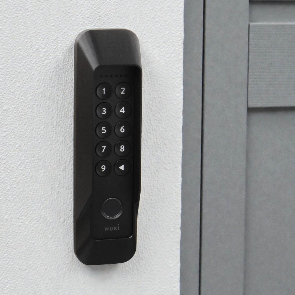 Nahaufnahme des Keypad 2 im Diebstahlschutzrahmen an einer Betonwand