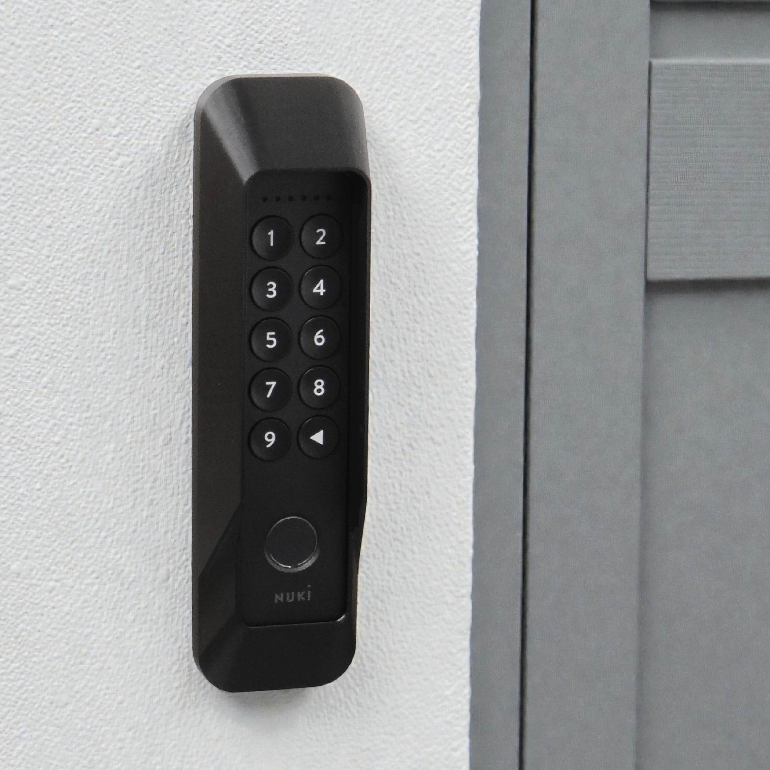 Nahaufnahme des Keypad 2 im Diebstahlschutzrahmen an einer Betonwand
