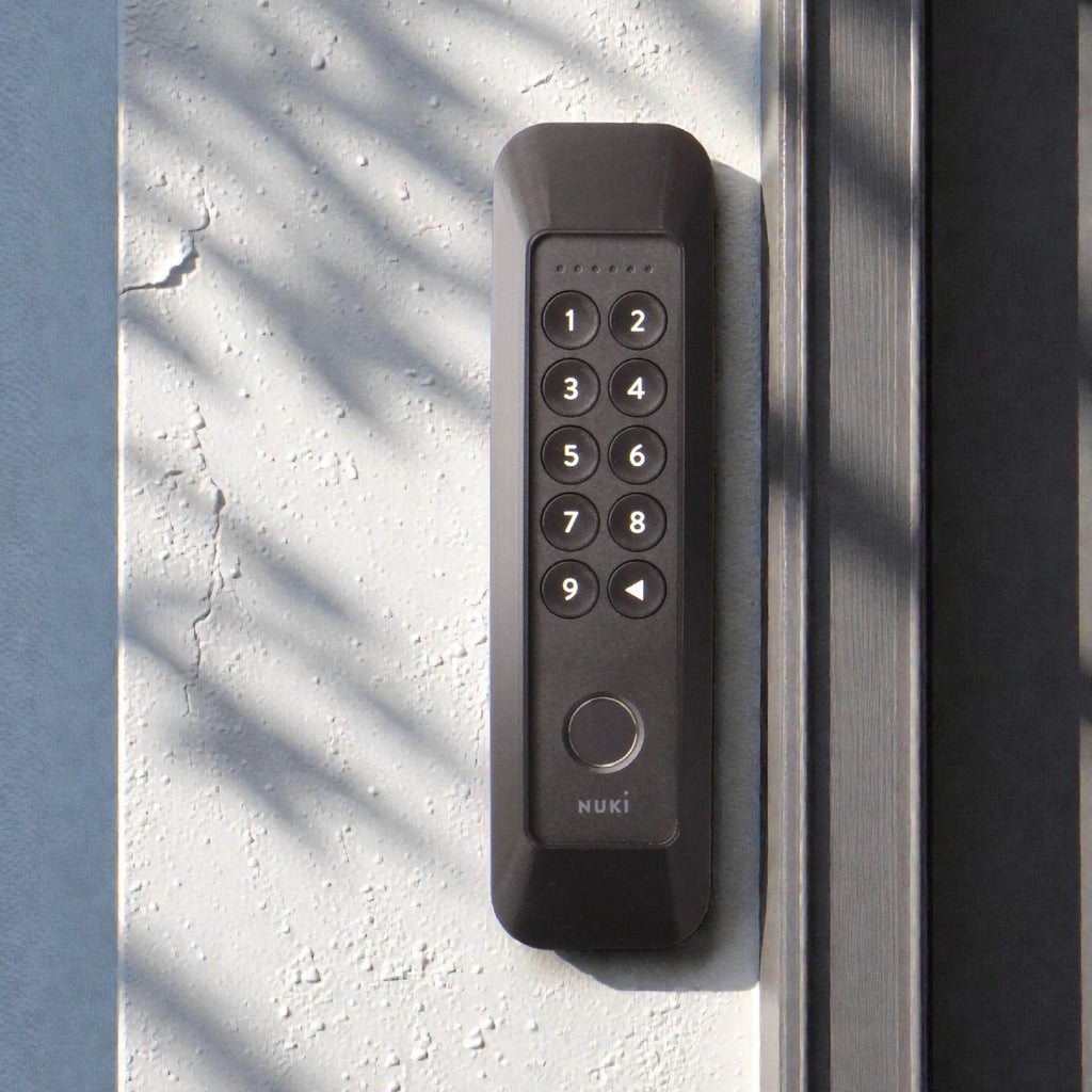 Das Keypad 2 im Rahmen an einer Hauswand im Streiflicht