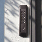 Das Keypad 2 im Rahmen an einer Hauswand im Streiflicht