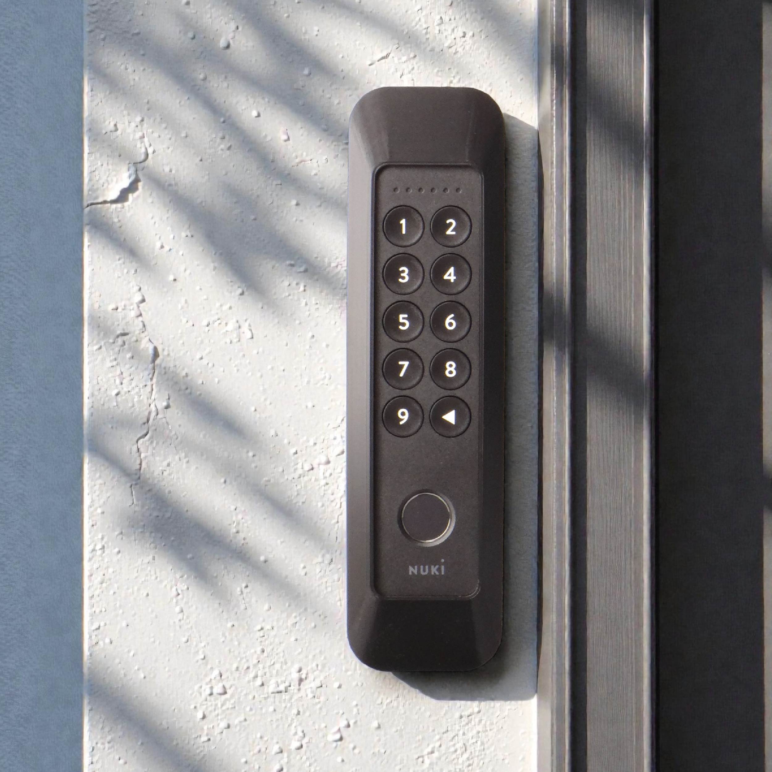 Das Keypad 2 im Rahmen an einer Hauswand im Streiflicht