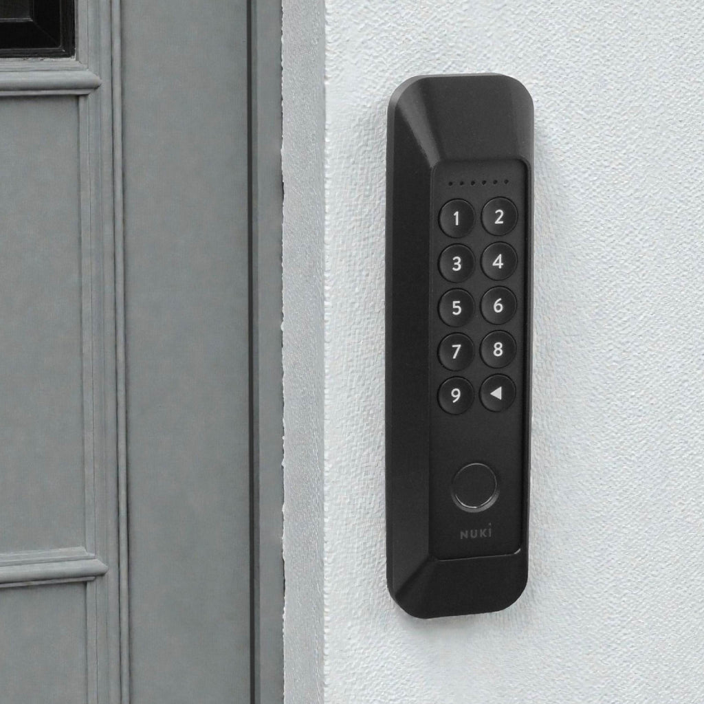Das gesicherte Keypad 2 an einer Wand neben einer Haustür