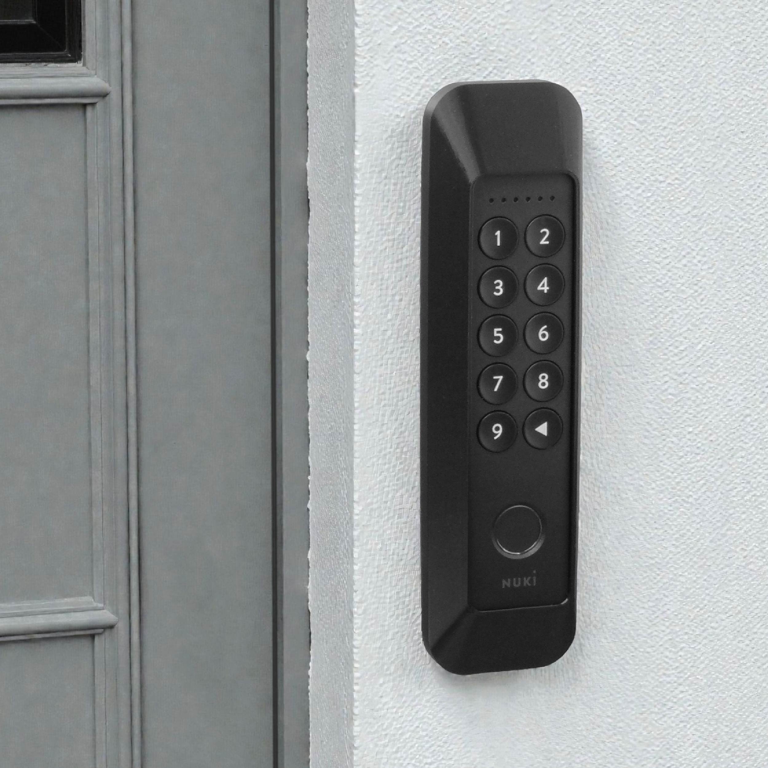Das gesicherte Keypad 2 an einer Wand neben einer Haustür