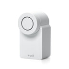 Nuki Smart Lock Go in Weiß, Schrägansicht mit rundem Drehknopf, LED-Ring und NUKI-Schriftzug
