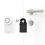 Montagegrafik zum Nuki Smart Lock Go: Gerät, Schlüssel, Montageplatte mit Klemmbacken und Türzylinder