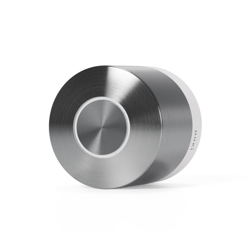 Nuki Smart Lock Ultra liegend, Edelstahlgehäuse mit weißem Basisring, runder Bedientaste und seitlichem NUKI-Schriftzug