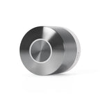 Nuki Smart Lock Ultra liegend, Edelstahlgehäuse mit weißem Basisring, runder Bedientaste und seitlichem NUKI-Schriftzug