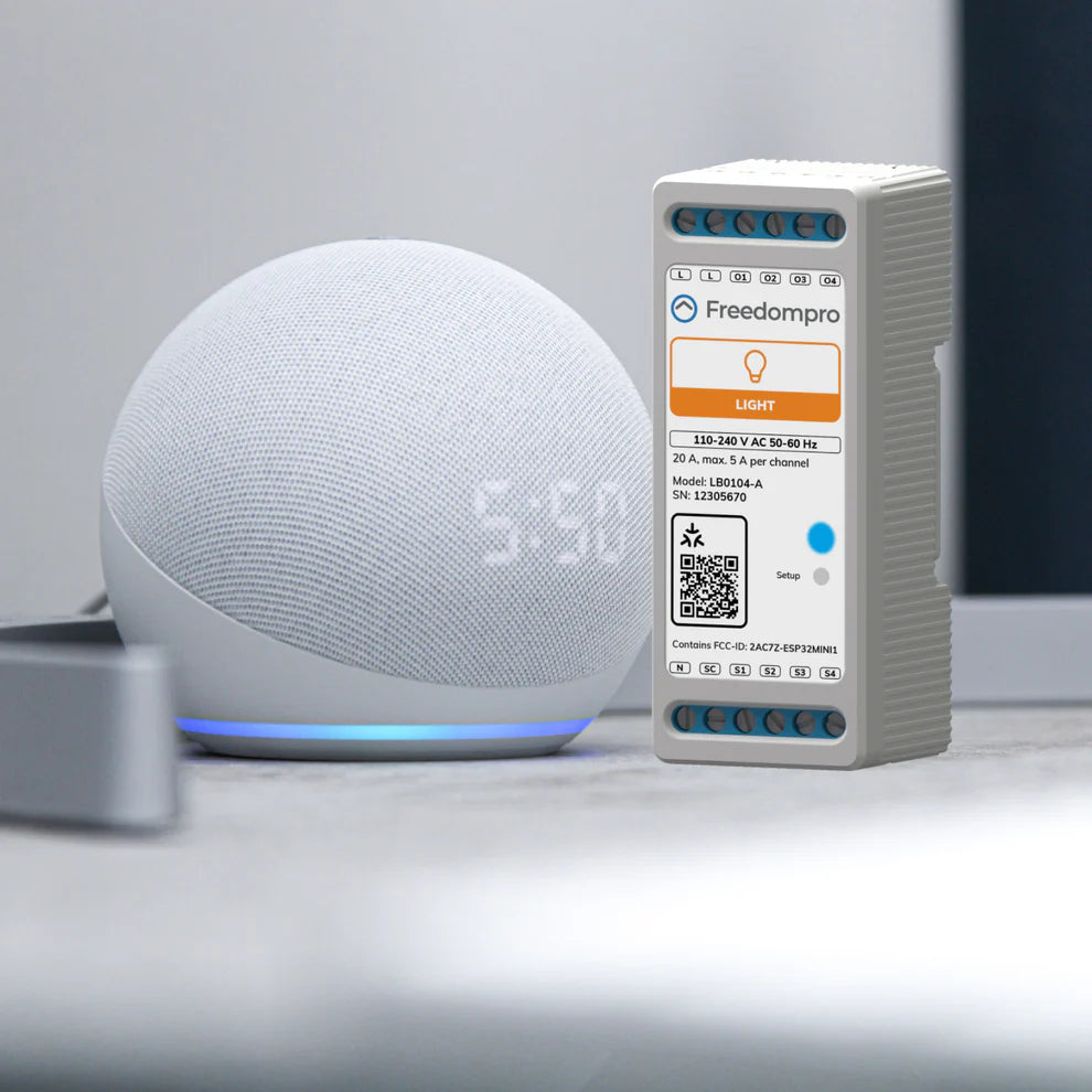 Freedompro LB0104-A neben einem weißen Smart Speaker, blaue Status-LED am Modul leuchtet