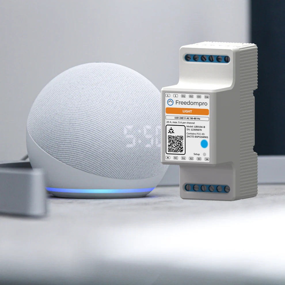 Freedompro LB0104-B neben einem weißen Smart Speaker mit blau leuchtendem Ring