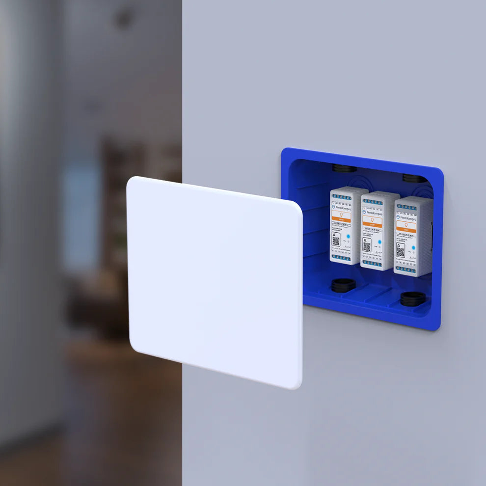 Drei Freedompro LB0104-C Module in einer blauen Unterputzdose, Abdeckung davor abgenommen