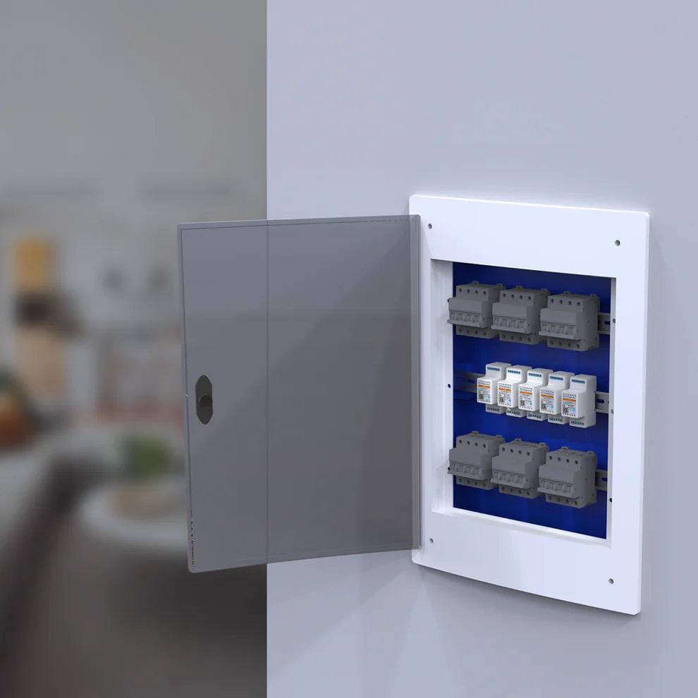 Freedompro LB0104-D Module auf der mittleren Hutschiene eines Unterputz-Verteilers, Tür offen