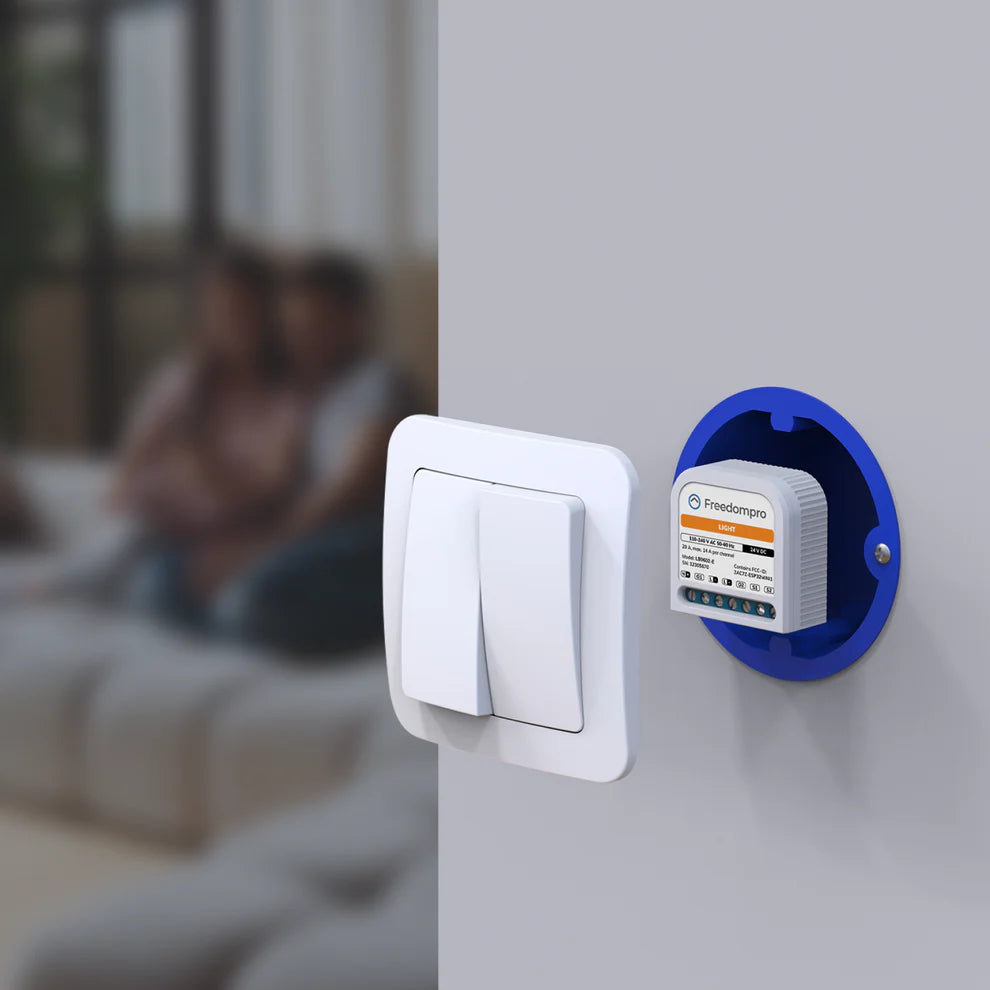 Freedompro LB0602-E in einer runden Unterputzdose hinter einem Doppel-Wippschalter an der Wand