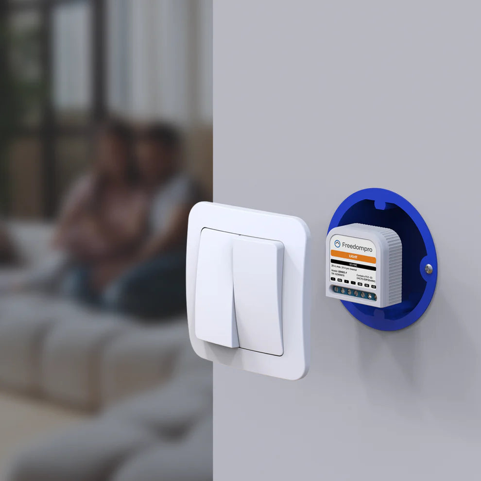 Freedompro LB0602-F in einer runden Unterputzdose neben einem weißen Doppel-Wippschalter
