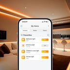 Home-App im Großformat mit vier Lichtern, dahinter beleuchtete Wohnküche, Steuerung für LB0602-F