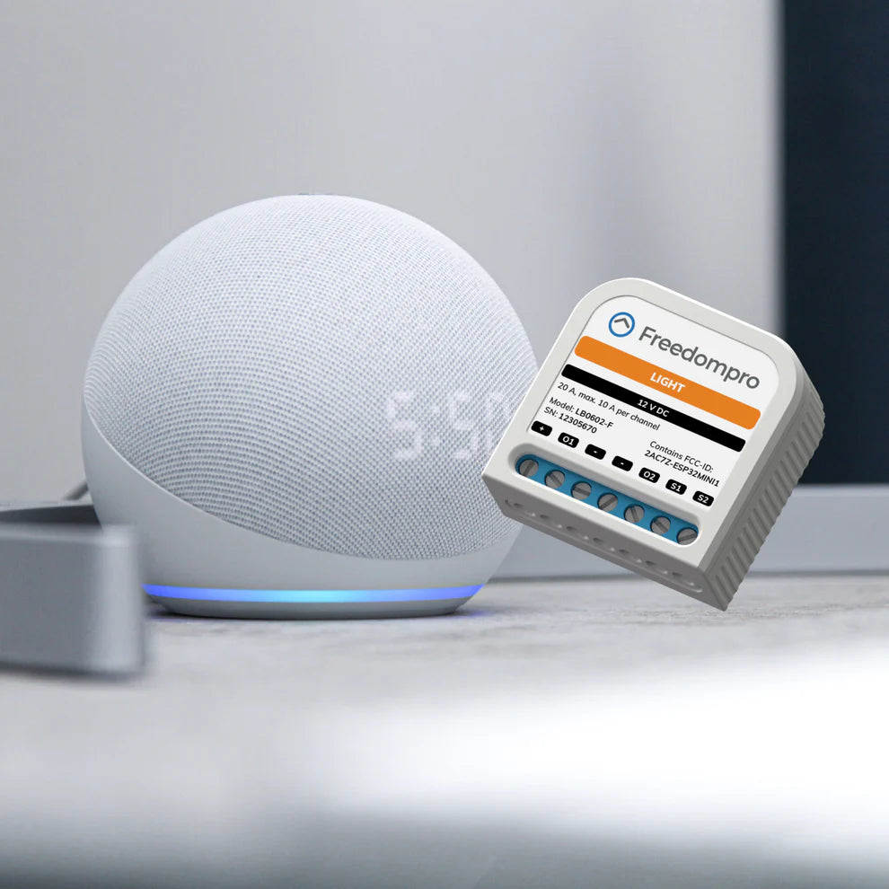 Freedompro LB0602-F mit Klemmenleiste neben einem smarten Lautsprecher auf der Tischplatte