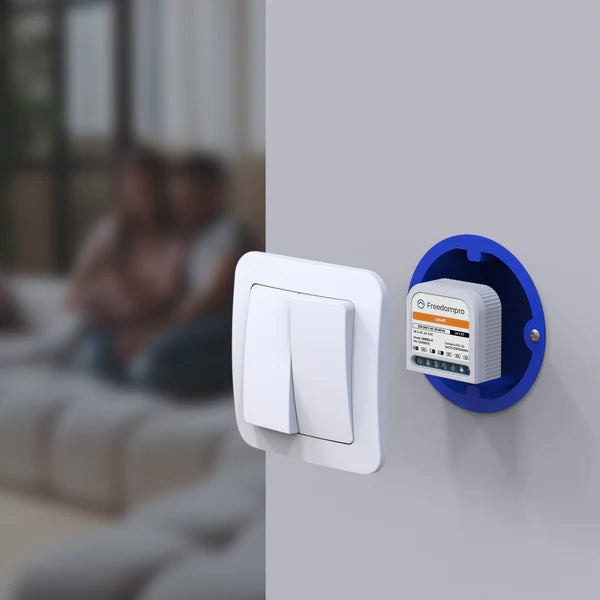 Freedompro LB0801-E in blauer Unterputzdose an der Wand, daneben ein weißer Doppel-Lichtschalter