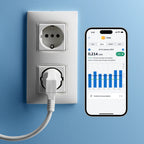 Schuko-Steckdose mit eingestecktem Kabel, daneben Smartphone mit dem Wochenverbrauch in kWh
