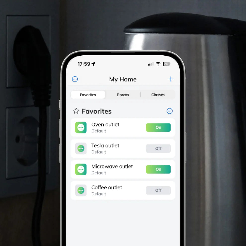 Freedompro App auf dem Smartphone mit vier einzeln geschalteten Steckdosen, dahinter ein Wasserkocher