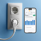 Weiße Doppelsteckdose an blauer Wand, daneben Smartphone mit Verbrauchsdiagramm über 0,214 kWh
