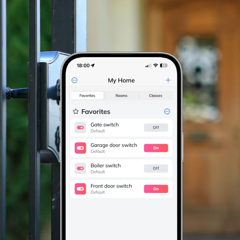 Smartphone-App mit den Schaltern Gate, Garage door, Boiler und Front door vor einem Hoftor