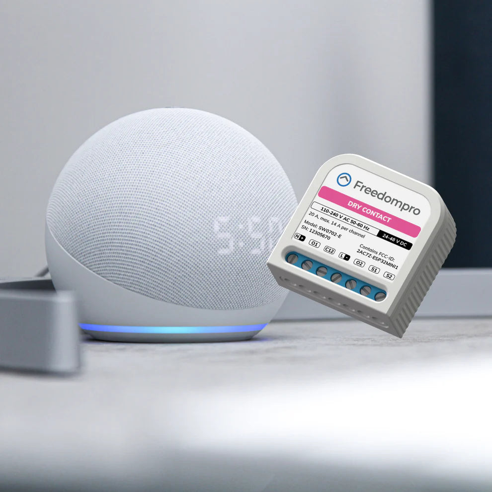 Freedompro SW0702-E neben einem weißen Smart Speaker mit Uhrzeitanzeige auf einer Ablage