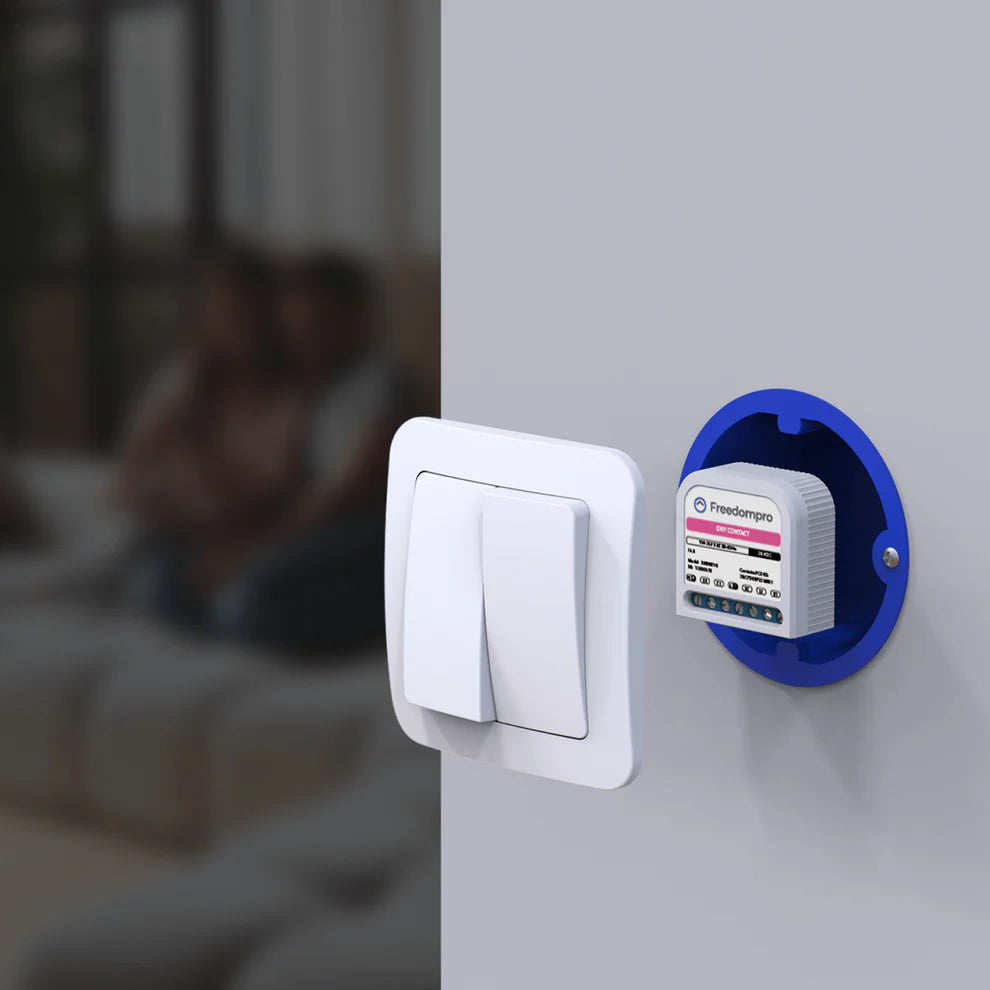 Freedompro SW0901-E in einer blauen Unterputzdose neben dem Lichtschalter an der Wand