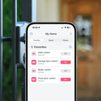 Smartphone mit App-Übersicht My Home und Schaltern für Tor und Garage, geschaltet vom SW0901-E