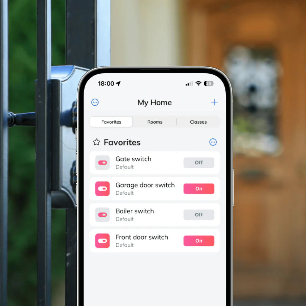 Smartphone mit App-Übersicht My Home und Schaltern für Tor und Garage, geschaltet vom SW0901-E